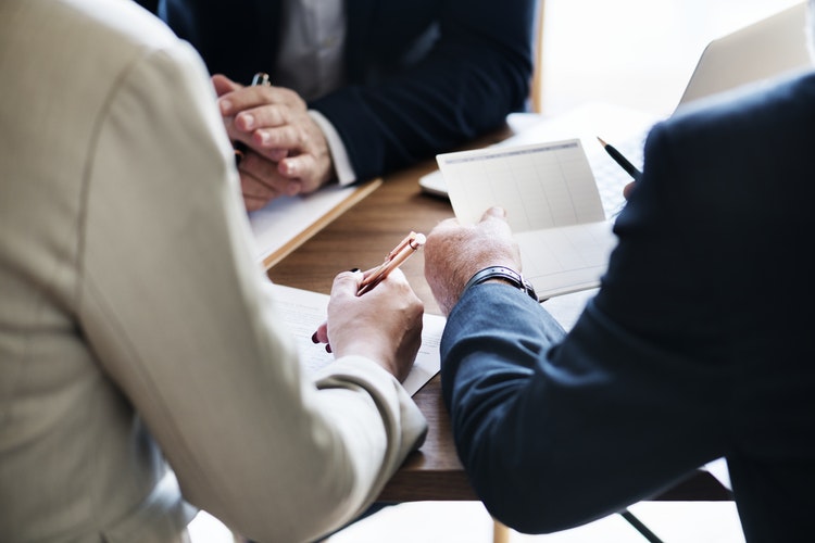 brokers discussing benefits